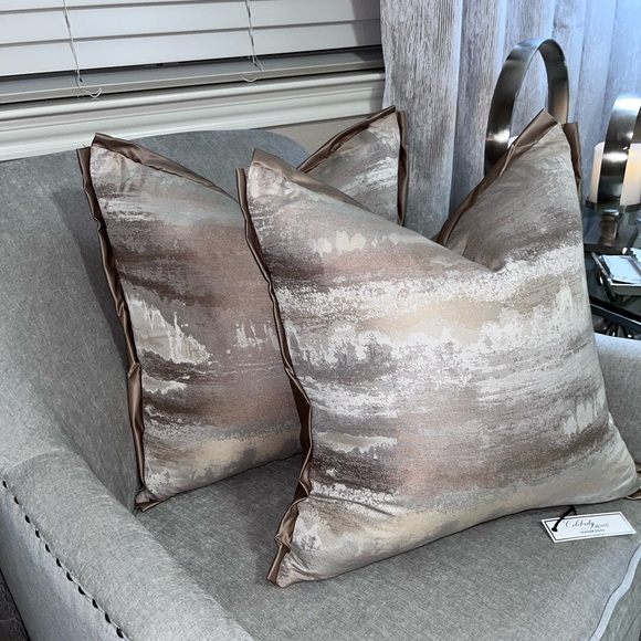 1-NWT CELEBRITY HOME MARBLED
DECORATIVE PILLOWS (Read description for details) - Picture 13 of 17